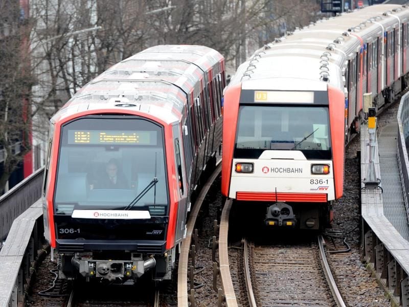 Ein U-Bahnwagen begegnet einem anderen Modell. Foto: Angelika Warmuth/Archivbild