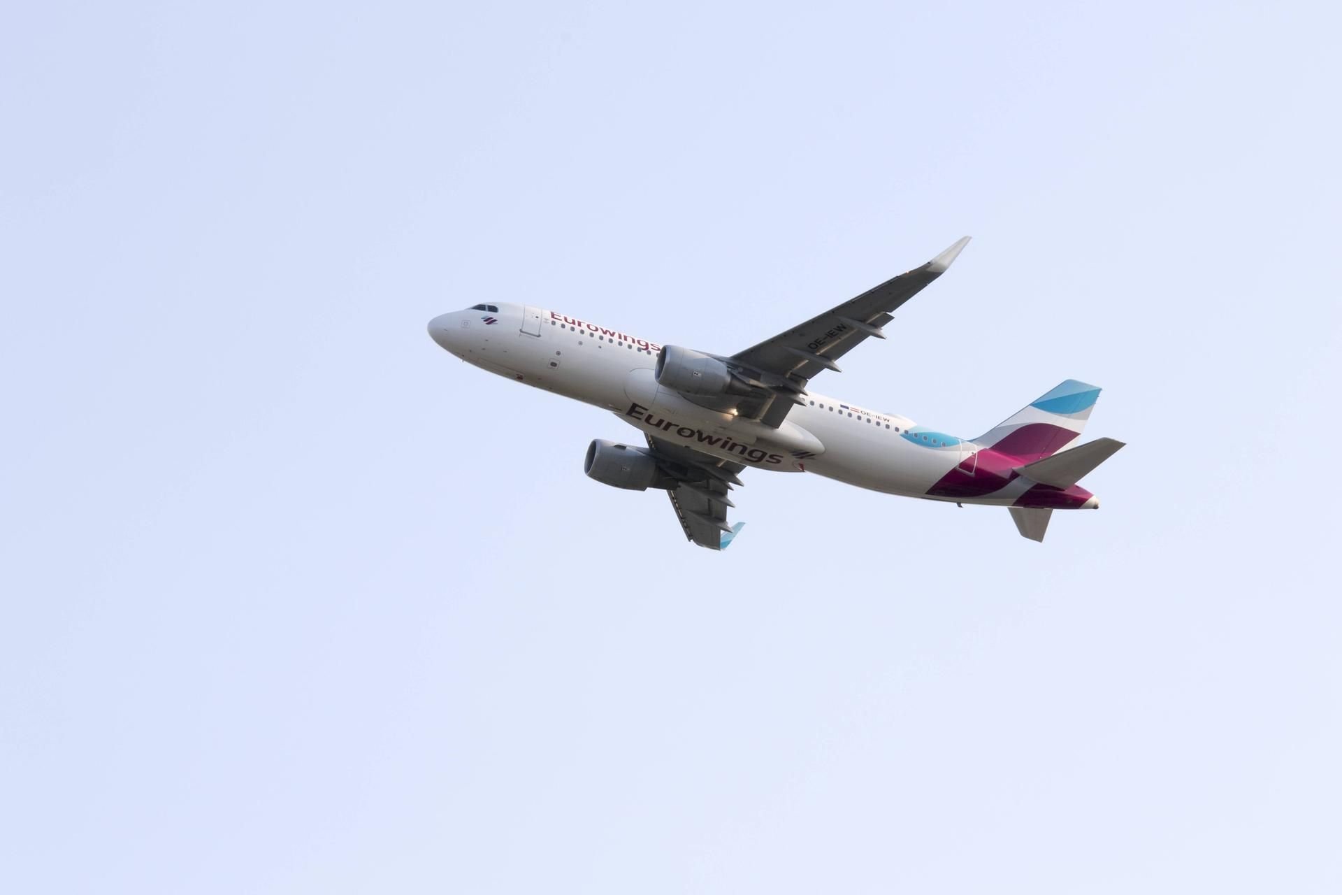 Eine Eurowingsmaschine startet am Flughafen Leipzig/Halle. (Archivbild)