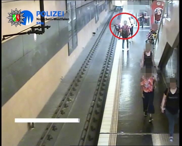 Der Täter mit Baseballcap hat einen Mann auf die Gleise geschubst.