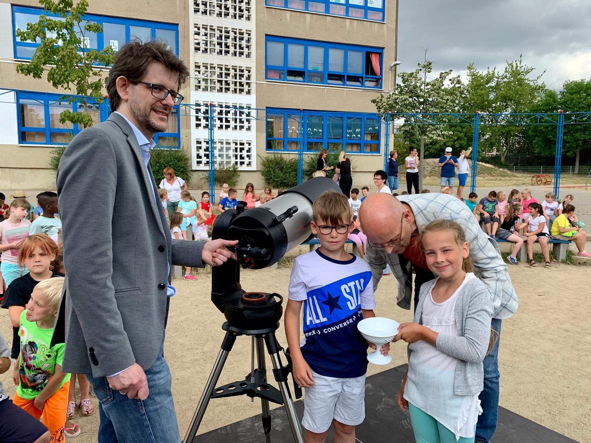 Das transportable Weltraumteleskop des Planetariums Halle ist am Dienstag von Kindern der Grundschule Silberwald auf den Namen Silbersterngucker getauft worden.