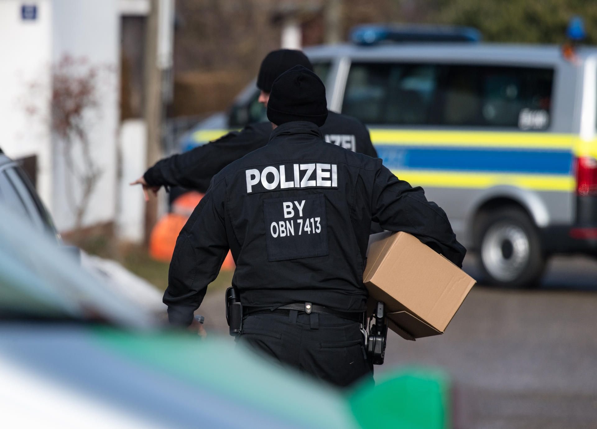 Polizisten bei einem SEK-Einsatz in Pliening (Bayern) im Zuge einer bundesweiten Razzia gegen Reichsbürger.
