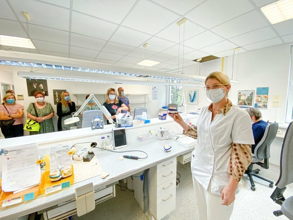 Zahntechnikermeisterin Sabrina Hartung führt die Lehrer durch die einzelnen Räume des zahntechnischen Labors.