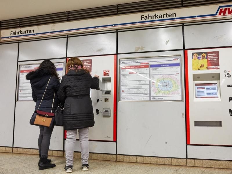 Zwei Frauen kaufen in einer U-Bahnstation am Hauptbahnhof Hamburg Tickets an einem Fahrkartenautomat. Foto: Georg Wendt/Archivbild