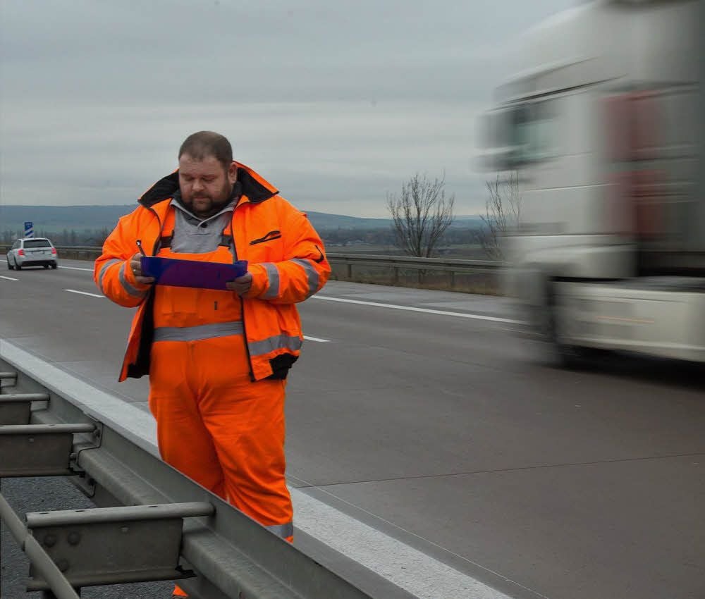Frank Kolodzik überprüft die Mittelstreifenüberfahrten - der Verkehr rauscht an ihm vorbei. Die Leitplanken sollen durch ein besseres und vor allem sichereres System ersetzt werden.
