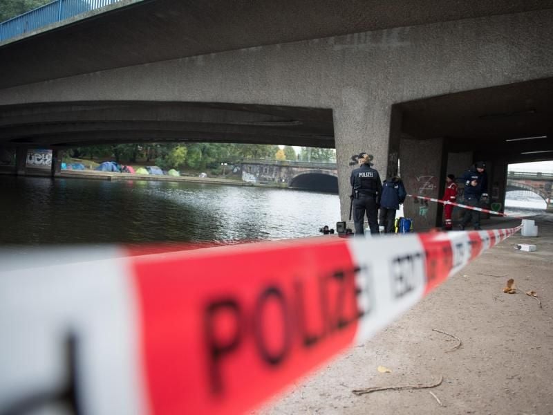 Polizisten stehen am Tag nach der Messer-Attacke am Tatort in Hamburg. Der IS reklamiert den tödlichen Angriff für sich. Foto: Daniel Reinhardt