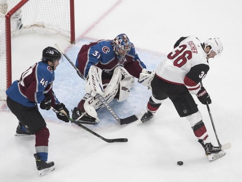 Avalanche-Torhüter Philipp Grubauer (M) verteidigt mit Samuel Girard (l) den Kasten gegen Christian Fischer. Foto: Jason Franson/The Canadian Press/AP/dpa