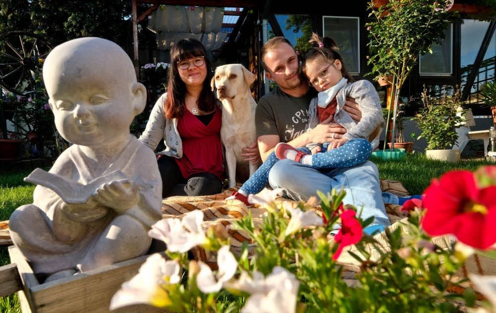 Eine starke und bewundernswerte Familie: Die kleine Mia mit Mutter Luisa, Vater Felix und Hündin Nala.