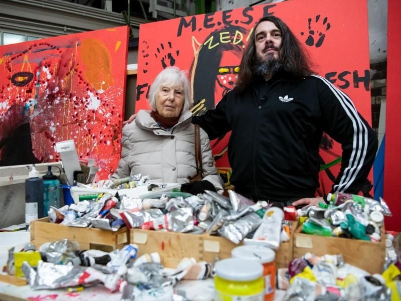 Jonathan Meese mit seiner Mutter Brigitte in seinem Berliner Atelier. Foto: Bernd von Jutrczenka/dpa