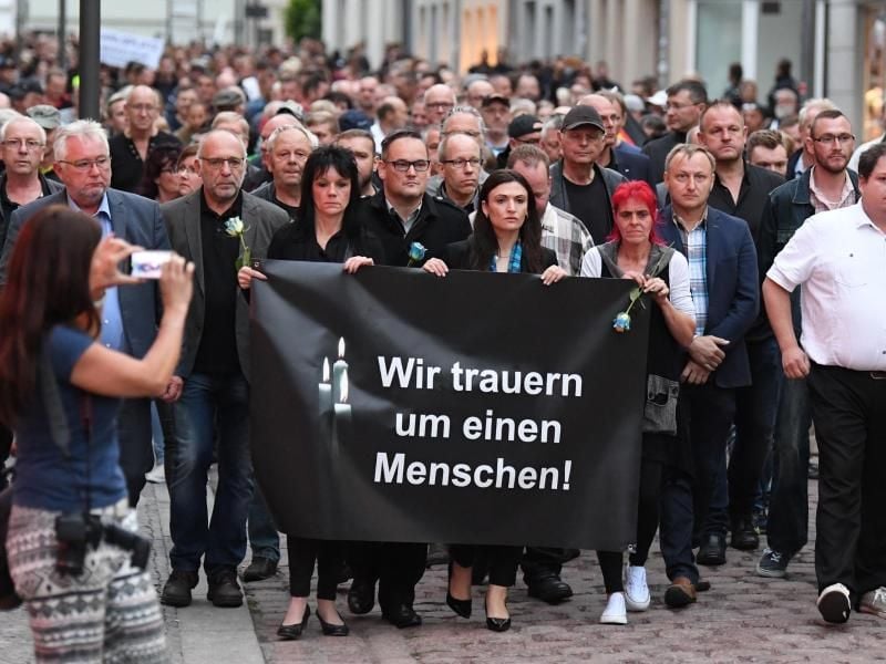 Köthen: Teilnehmer einer Kundgebung für den 22-Jährigen. Foto: Ralf Hirschberger