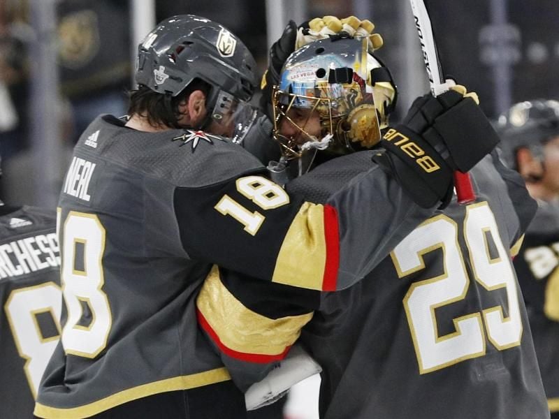 Vegas' James Neal (l) jubelt zusammen mit Torwart Marc-André Fleury. Foto: John Locher/AP