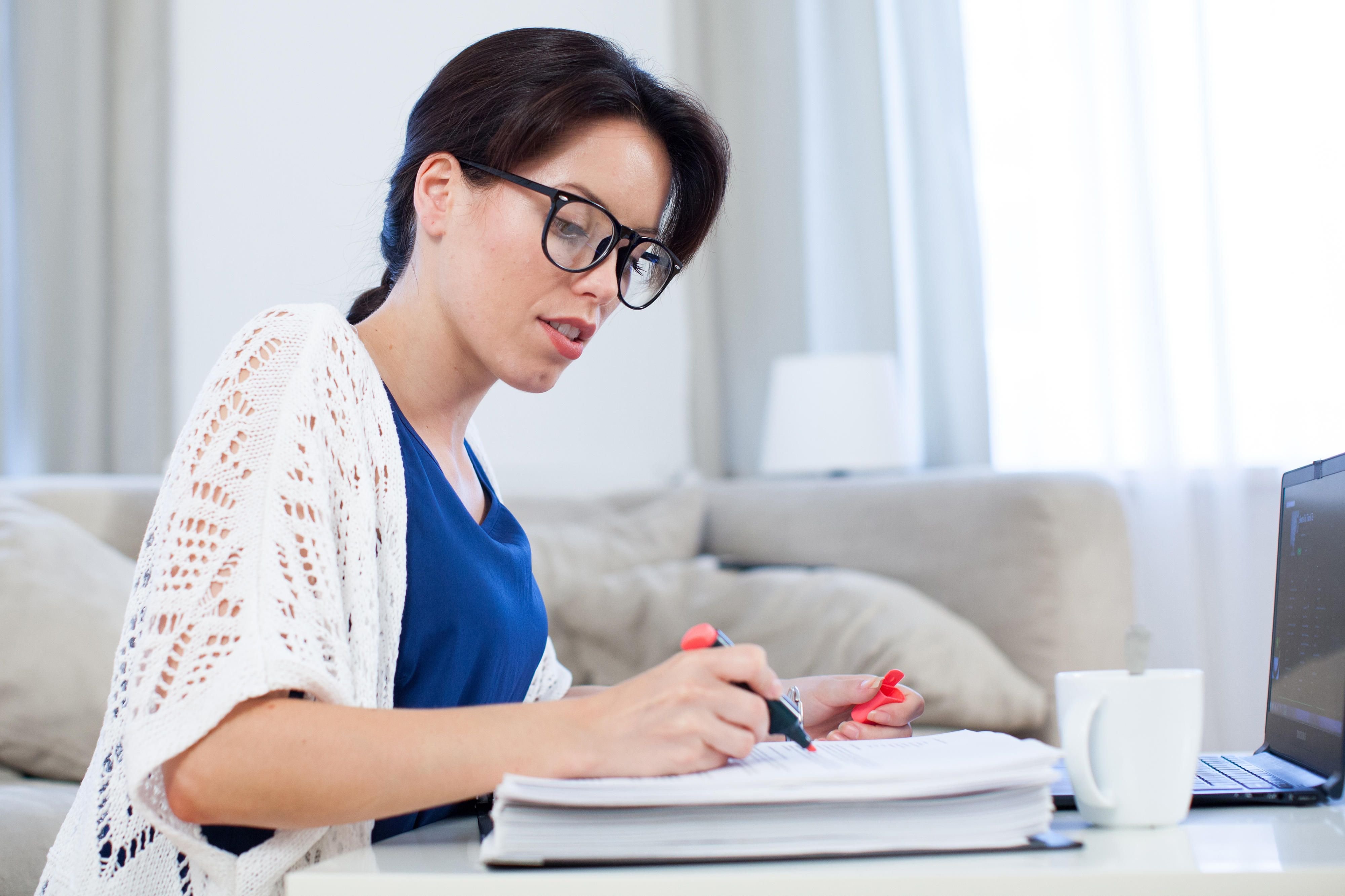 Nur noch schnell etwas fertig machen: Wer im Homeoffice arbeitet, schiebt häufig Überstunden. Wichtig ist, sich von Anfang an klare Strukturen zu geben.