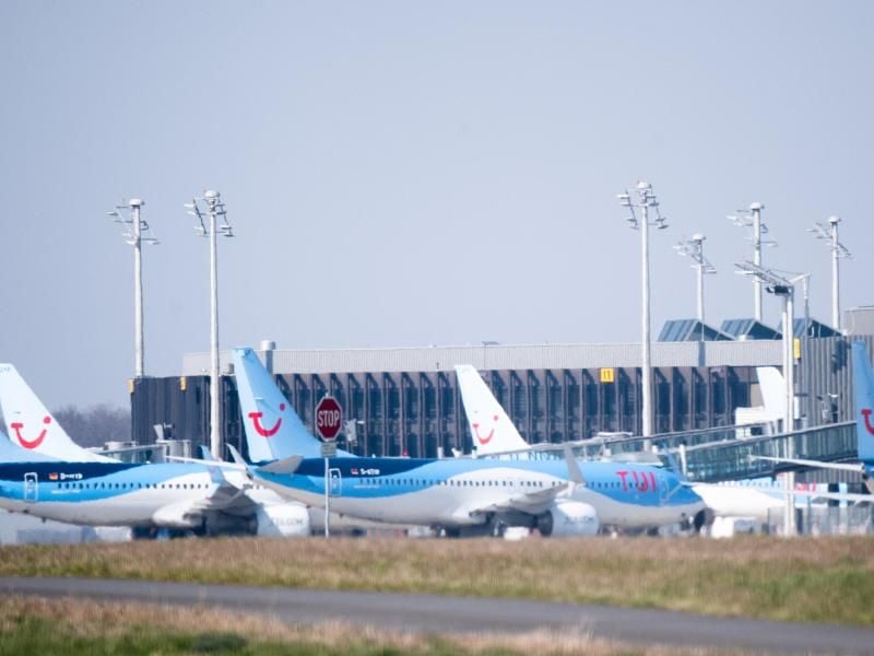 Der Reisekonzern Tui will den deutschen Ferienflieger Tuifly wegen der Corona-Krise um rund die Hälfte verkleinern. Foto: Julian Stratenschulte/dpa