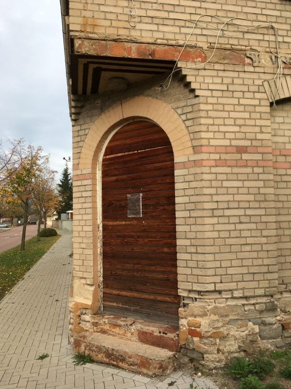 Die Stadt hat alle Hauseingänge notdürftig verschließen lassen.
