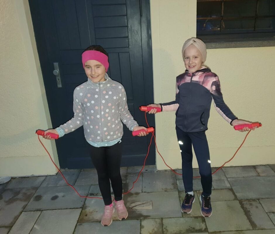 Auch Lina (l.) und Charlotte gehören zur neuen „Athletik-Schmiede“ der Floorball-Abteilung der SSV Eintracht Naumburg. Ihr eigentliches Spielgerät werden sie erst später kennenlernen. Jetzt wird noch anderweitig trainiert.