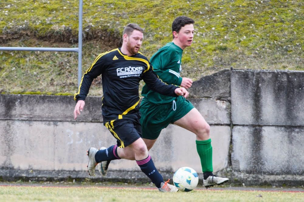 Erik Reinkober (r.), Torschütze zum 4:0-Endstand, im Laufduell mit dem Leißlinger Florian Markert.