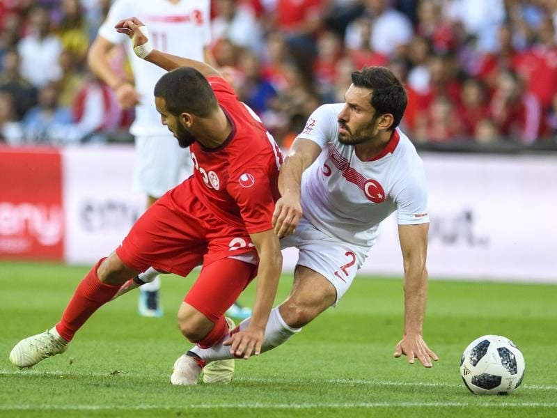 Der Tunesier Naim Sliti (l) beim Duell mit dem Türken Şener Özbayrakli. Foto: Martial Trezzini