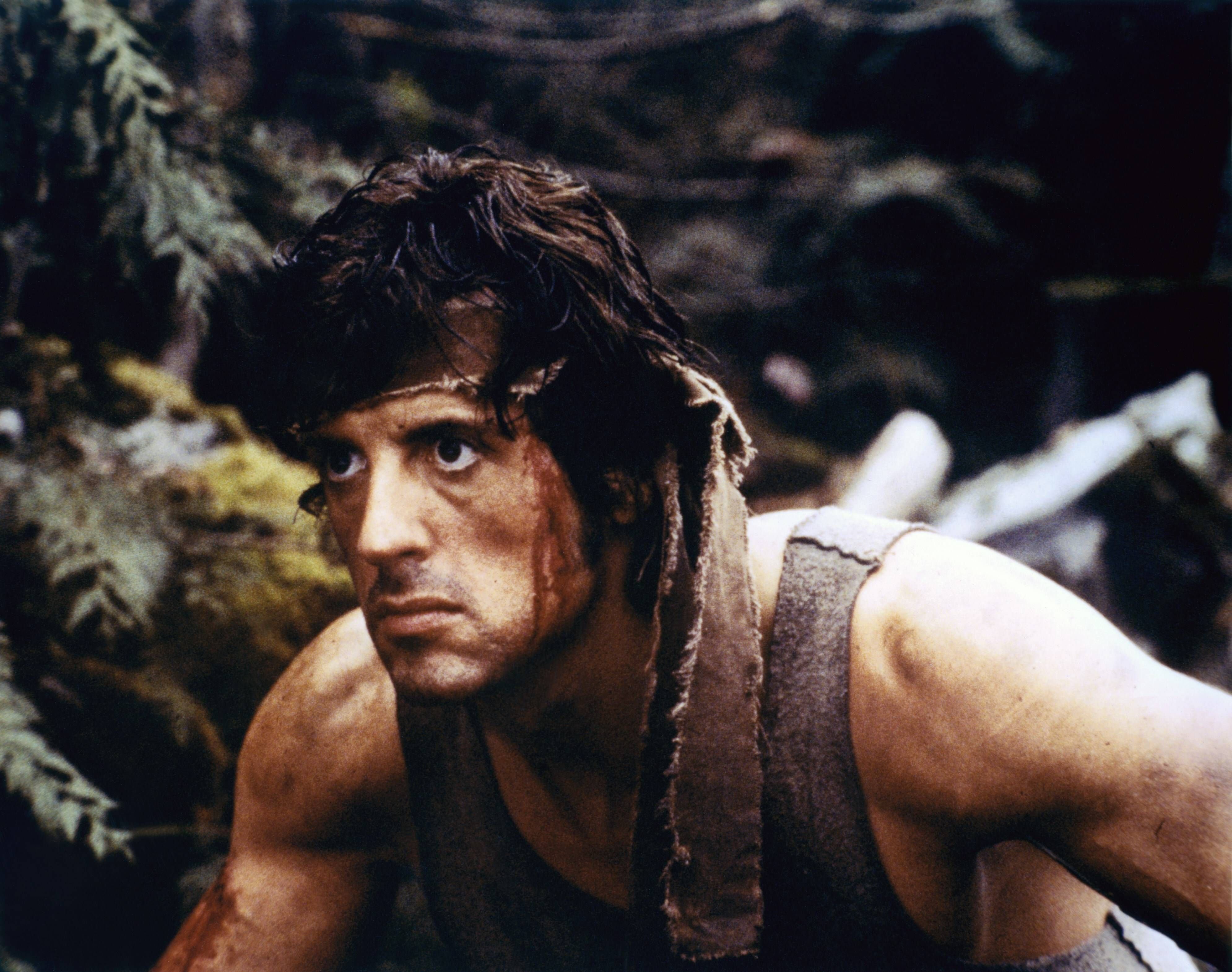Stallone in einer seiner Parade-Rollen: Rambo. Die Figur des wortkargen Vietnamveteranen schrieb sich der Schauspieler selbst auf den Leib. Der Film ist von 1982.