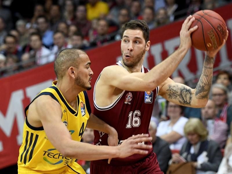 Mit 17 Punkten teffsicherster Spieler gegen Bremerhaven: Bayerns Stefan Jovic (r). Foto: Peter Kneffel