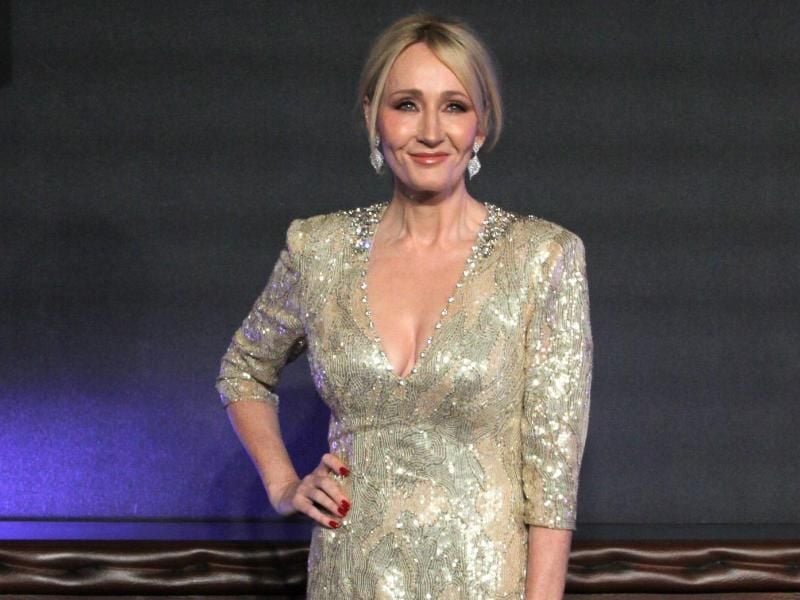Rowling war im goldfarbenen Glitzerkleid auf dem Roten Teppich im Londoner West End erschienen.