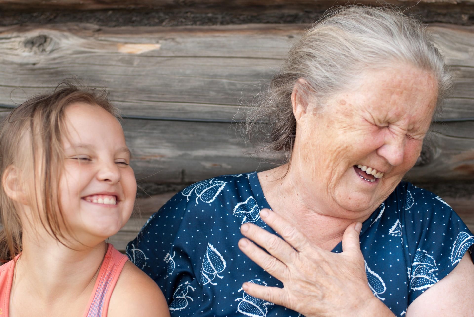 Die Beziehung zwischen Großeltern und Kindern kann sehr besonders sein. Umso verstörender ist es für Kinder, wenn Oma oder Opa sich plötzlich verändern.