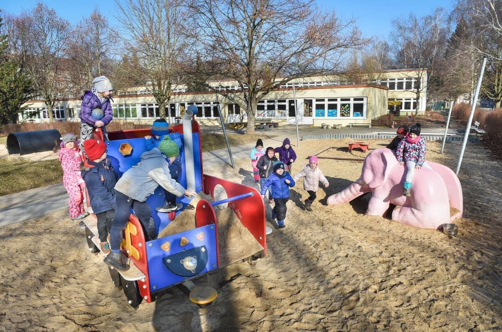 Spielende Kinder in der Kita „Erlebnisbaum“: Die Einrichtung in der Köthener Rüsternbreite würde in besonderem Maße von einem pünktlich verabschiedeten, ausgeglichenen Haushalt profitieren, weil dadurch die Einwerbung von Fördermitteln möglich wird, um das Objekt mit Millionenaufwand zu sanieren.