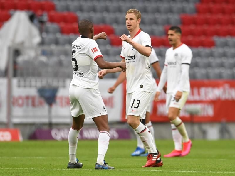 Eintrachts Martin Hinteregger jubelt nach seinem zweiten Tor zum 2:3 mit Gelson Fernandes (l). Foto: Andreas Gebert/Reuters-Pool/dpa/Archivbild