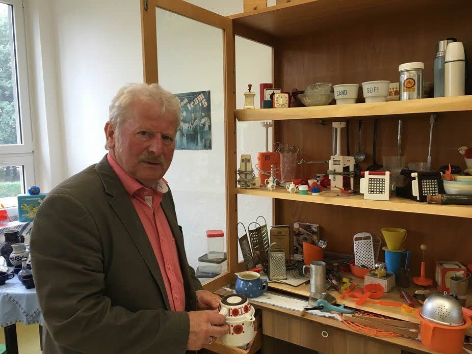 Kurt Schröter kündigt die Auflösung der DDR-Sammlung in Jeber-Bergfrieden an.