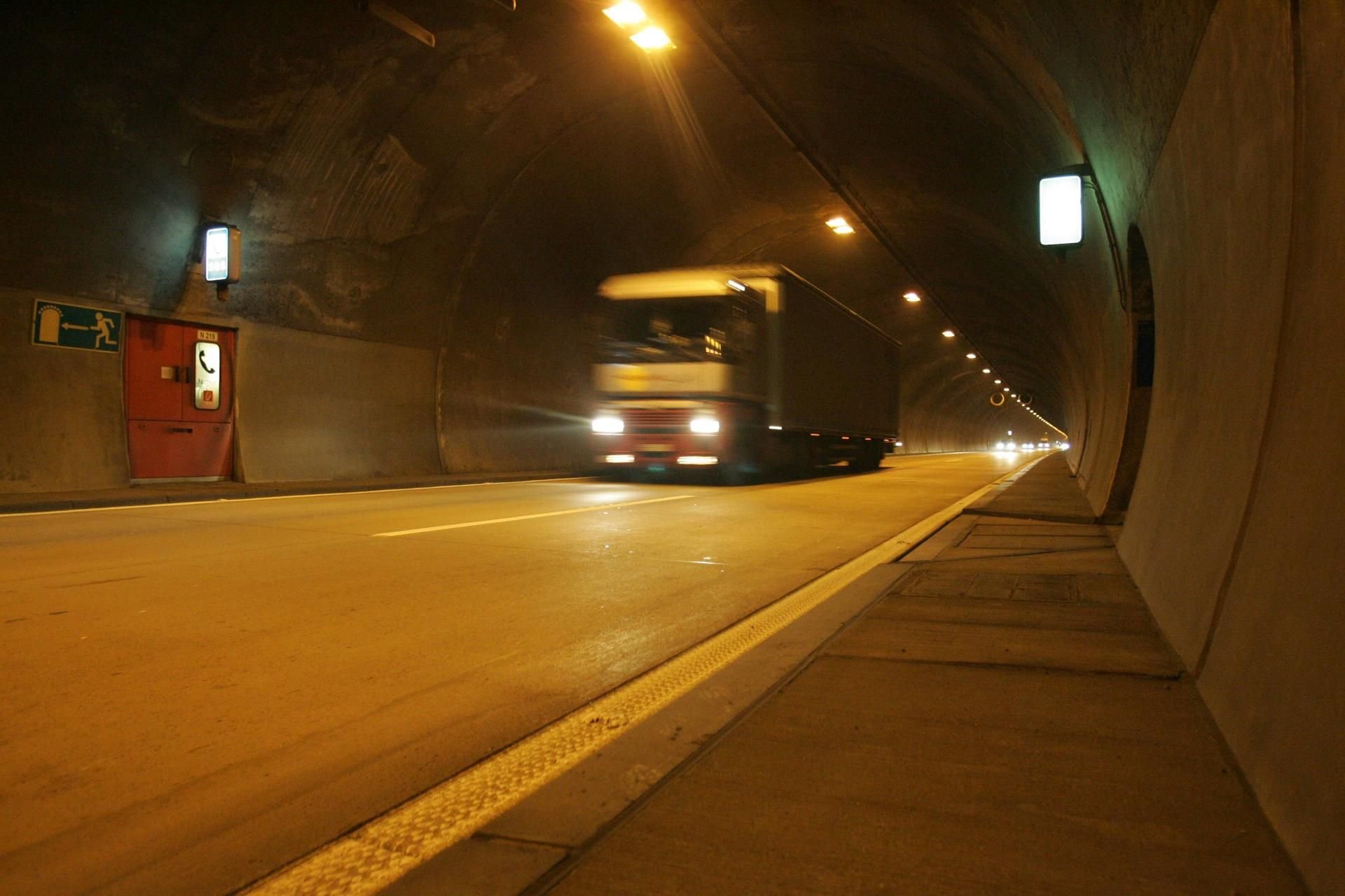Kurz vor dem Tunnel Königshainer Berge ist ein toter Lkw-Fahrer entdeckt worden. (Archivbild)