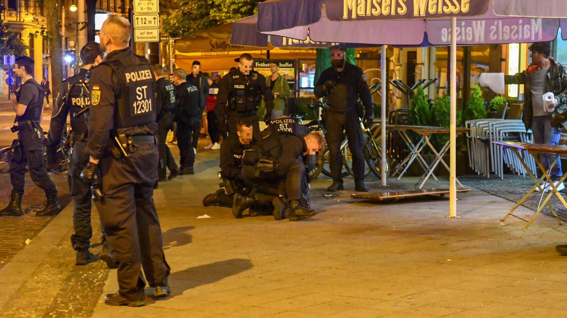 In der Nacht zum Freitag ist es zu Ausschreitungen am Hasselbachplatz in Magdeburg gekommen.