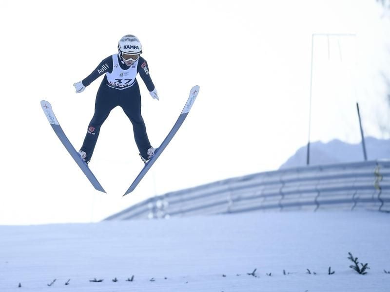Beim Weltcup im slowenischen Ljubno springt Juliane Seyfarth auf Rang drei. Foto: Alex Nicodim/AP