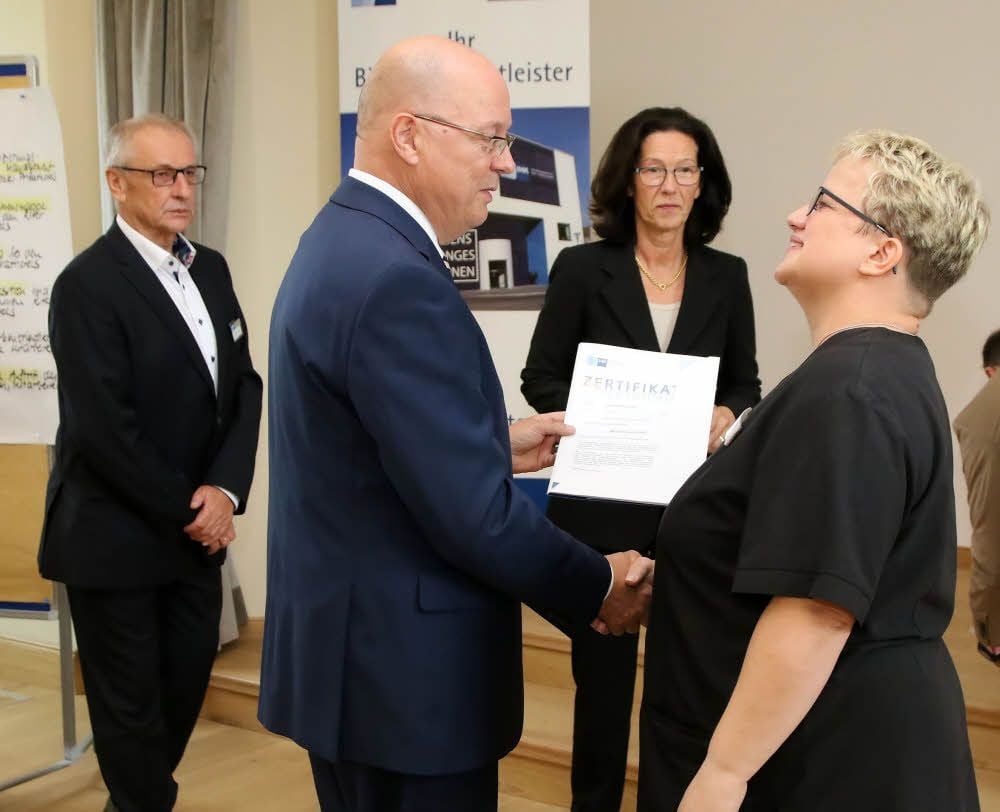 Roland Liepold vom IHK Bildungszentrum Halle-Dessau sowie Hoteldirektorin Susanne Kiefer gratulieren hier Sabrina Buchmann (von links) zur bestandenen Prüfung.