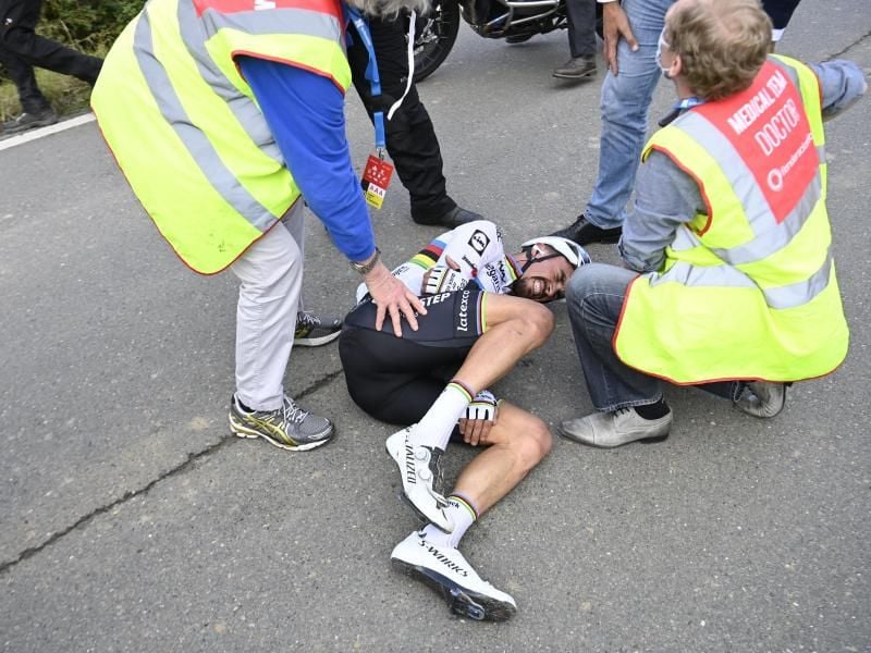 Wurde nach seinem Sturz bei der Flandern-Rundfahrt an der Hand operiert: Straßenrad-Weltmeister Julian Alaphilippe. Foto: Dirk Waem/BELGA/dpa