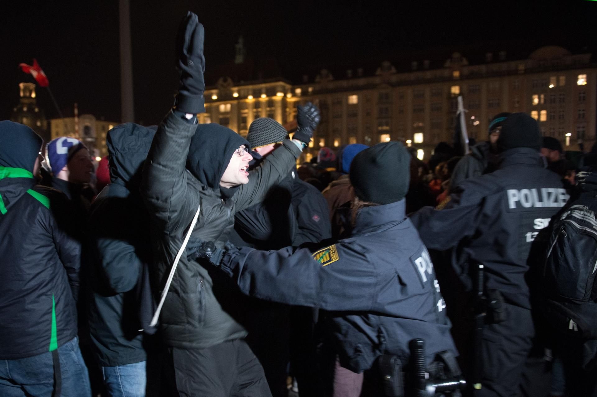 Bei Protesten gegen eine AfD-Gedenkveranstaltung zum 13. Februar haben sich am Dienstagabend linke Gegendemonstranten in Dresden Rangeleien mit der Polizei geliefert.