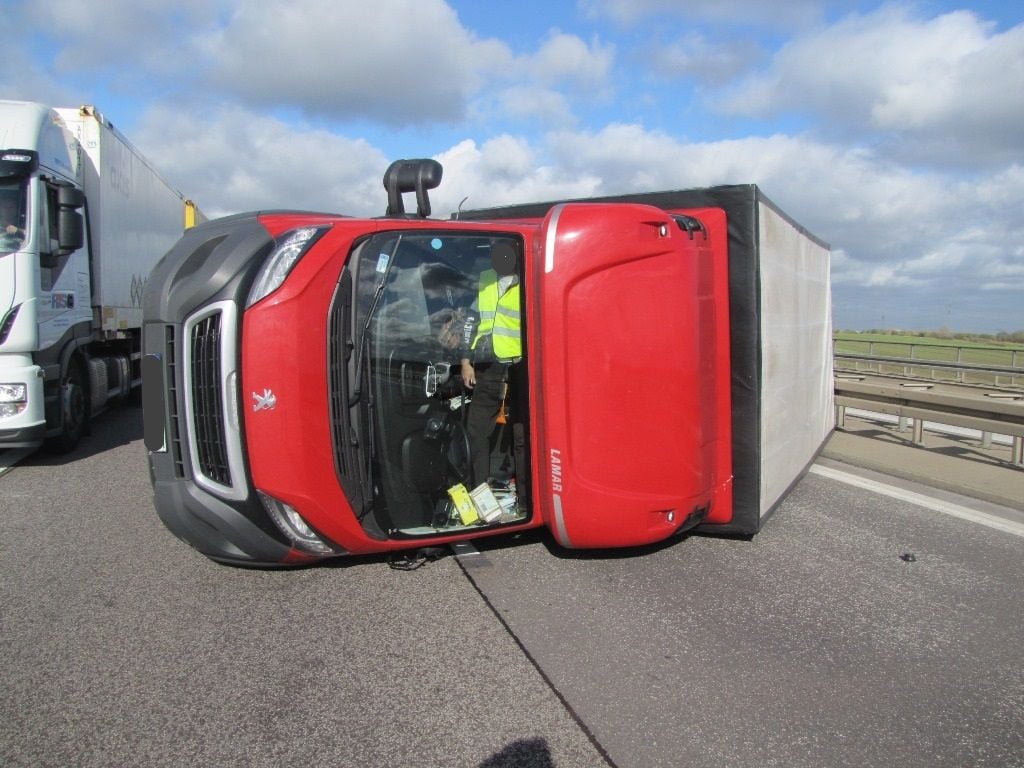 Der Fahrer des umgestürzten Lkw konnte sich nicht selbst befreien und wartete im Führerhaus auf Hilfe.