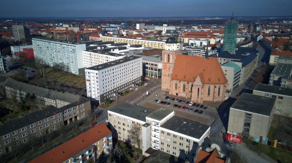 Der Schloßplatz mit Marienkirche, Ex-Berufsschule (Gebäude rechts), Hochhaus und Geschäftshaus.