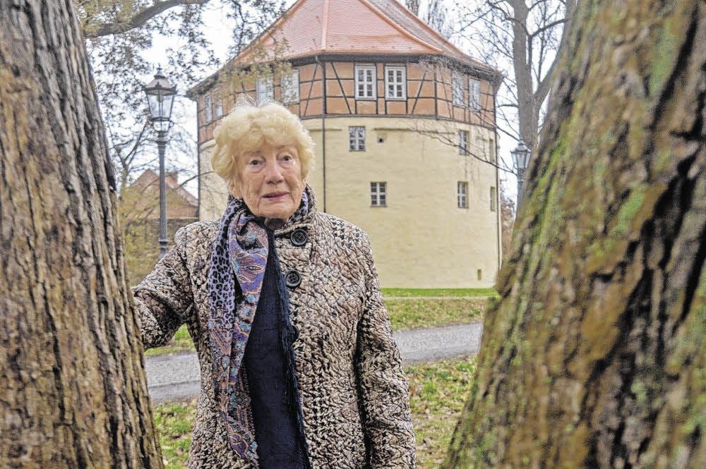 Hildegard Ramdohr vor dem Rondell. Das Gebäude war das erste, das mit Hilfe des Förderkreises restauriert werden konnte.  