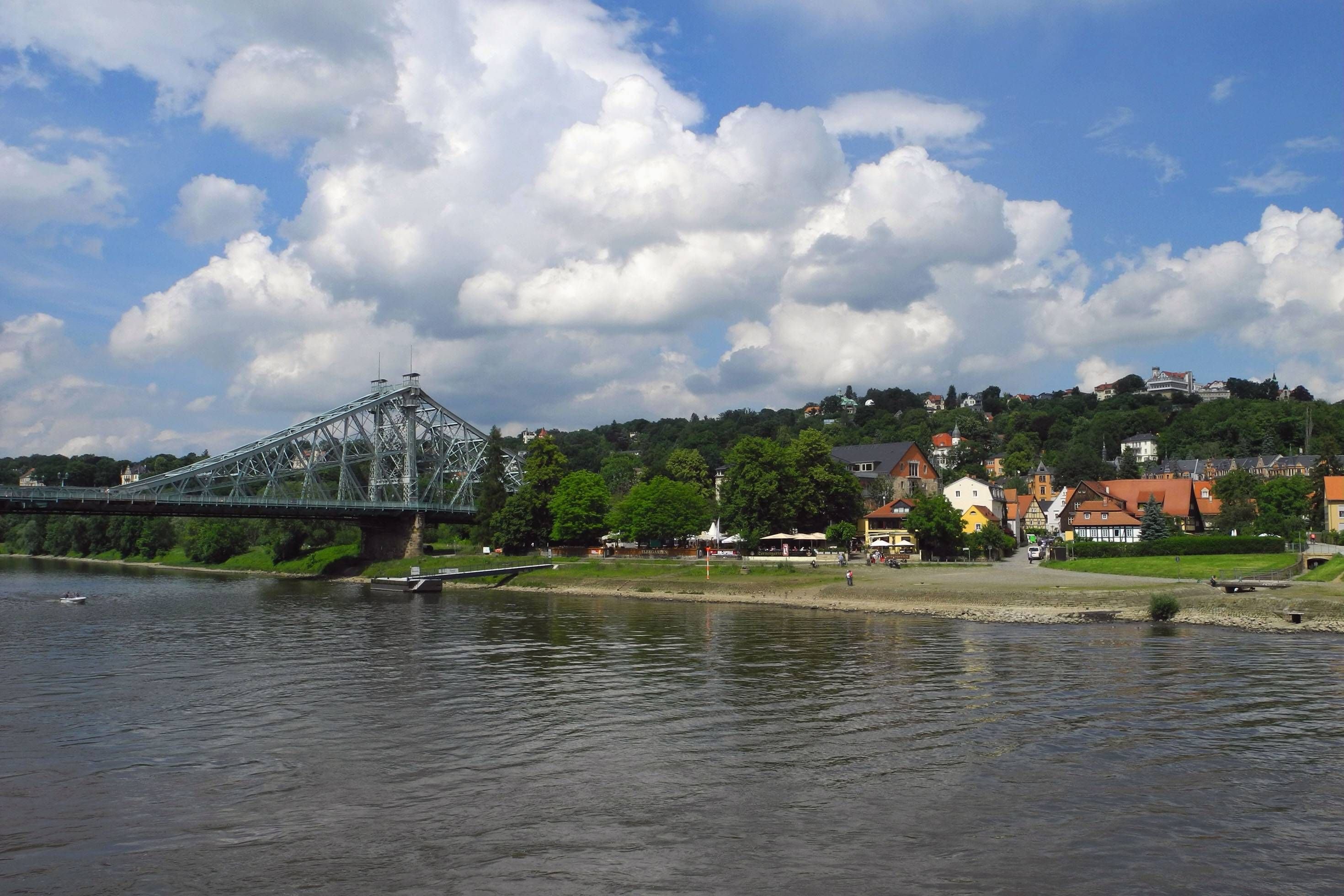 Das "Blaues Wunder" in Dresden. Die Brücke aus dem 19, Jahrhundert verbindet die Stadtteile Blasewitz und Loschwitz.