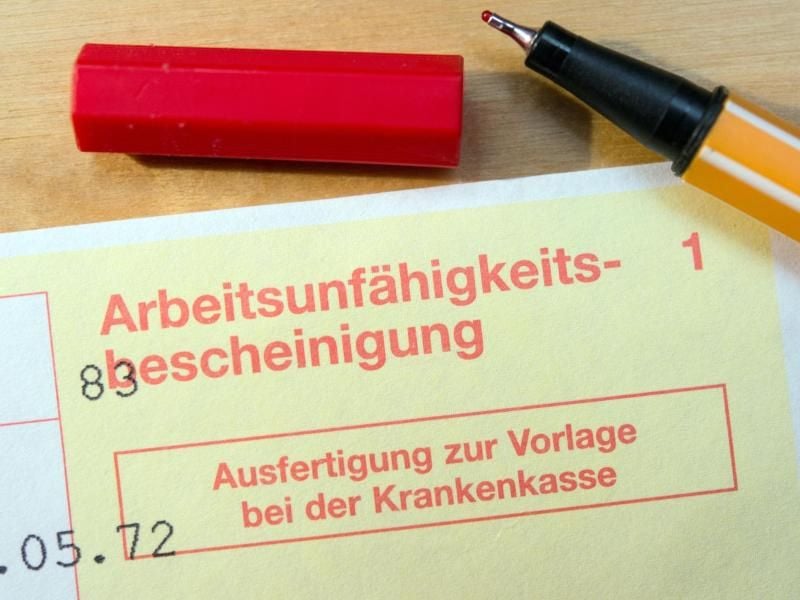 Beschäftigte, die länger als drei Tage krank sind, müssen in der Regel am darauffolgenden Arbeitstag eine Arbeitsunfähigkeitsbescheinigung vom Arzt vorlegen. Foto: Patrick Pleul