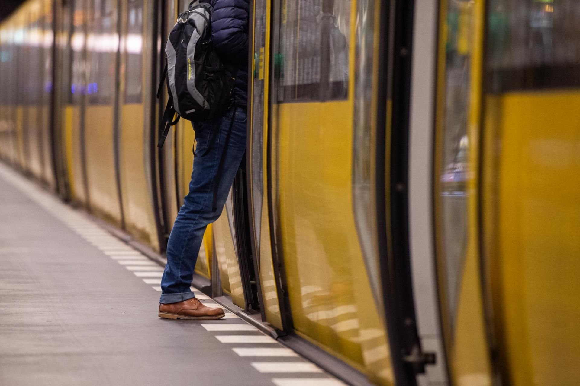 Wer ohne Ticket Bus oder Bahn fährt, muss mit einem Bußgeld rechnen. Doch welche Rechte haben Schwarzfahrer im Falle einer Kontrolle?