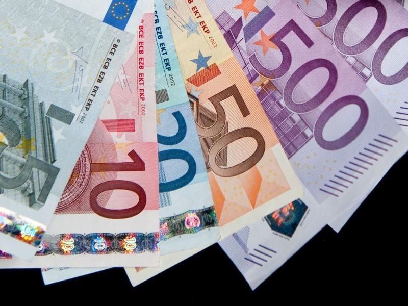 Euro-Geldscheine liegen aufgefächert übereinander. Foto: Robert Schlesinger/Archiv