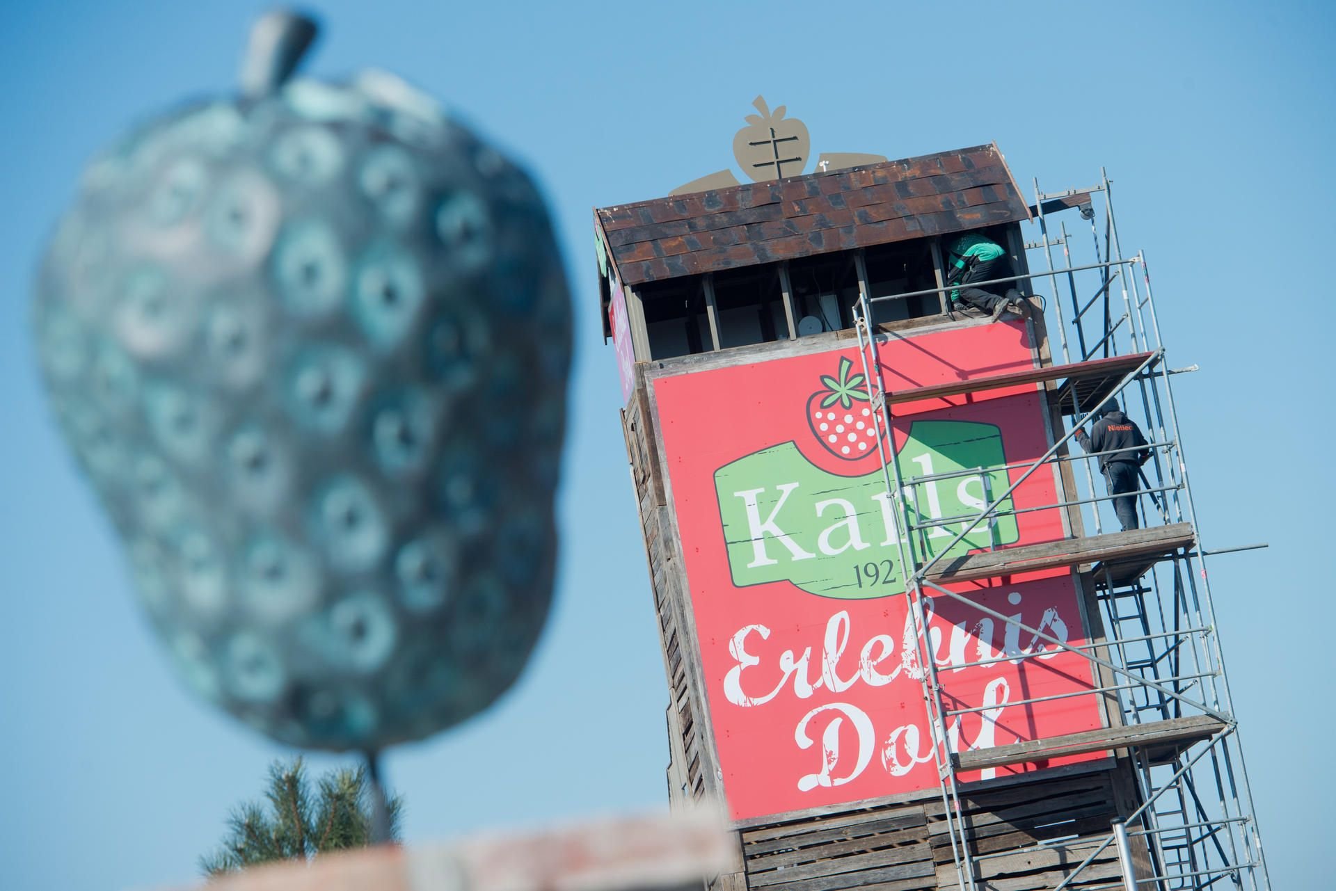 Arbeiter bauen auf der Baustelle des Karls Erlebnis-Dorf an der Kartoffelsackrutsche.