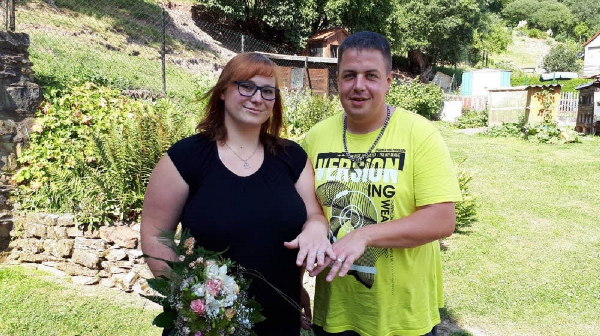 Stephanie König und Stefan Seidel aus Biesenrode präsentieren stolz ihre Verlobungsringe.