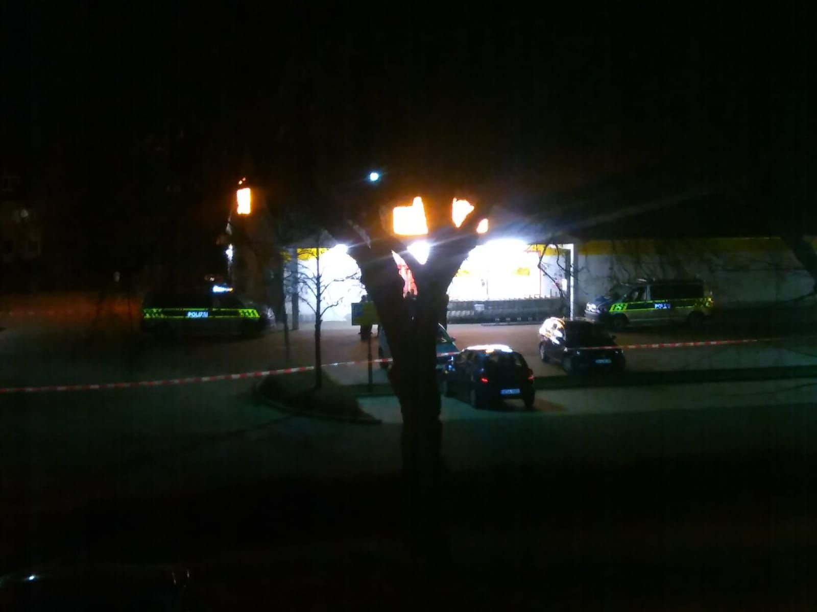 Die Polizei hat am Mittwochabend den Supermarkt in Ziebigk gesichert.
