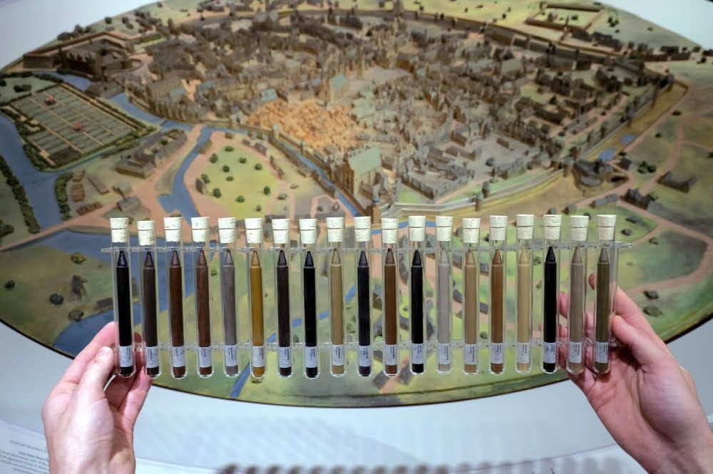 Fürs Stadtmuseum: Die ganze Kollektion regionaler Erde-Wachs-Stifte