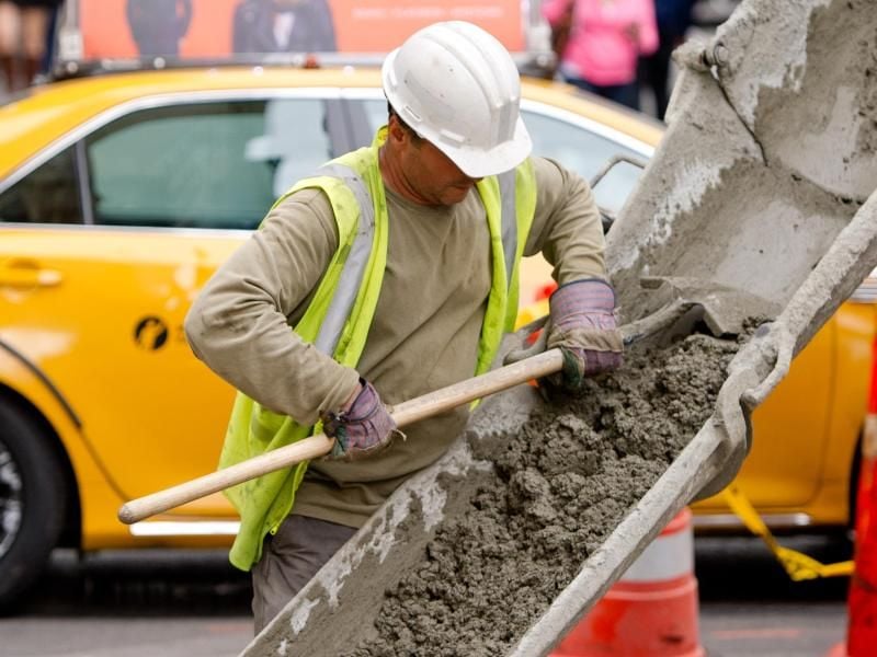 Ein Bauarbeiter in New York: Die Arbeitslosenquote in den USA hat um 0,1 Prozentpunkte auf 4,7 Prozent zugelegt. Foto: Daniel Bockwoldt