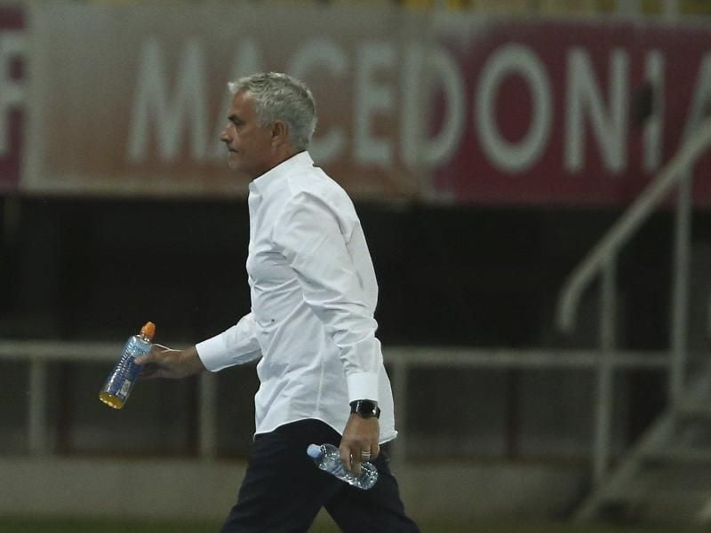 Tottenham und Trainer Jose Mourinho setzten sich mit 3:1 bei Skendija Tetovo in Nordmazedonien durch. Foto: Boris Grdanoski/AP/dpa