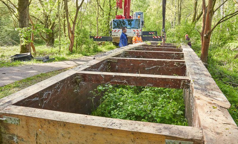 Ein Kran hob die 3,5 Tonnen schwere Wipper-Brücke ans Ufer.