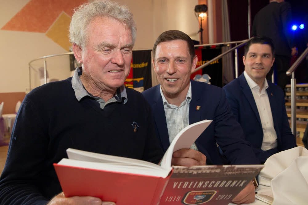 Mit Interesse blätterte der Ehrengast der Festveranstaltung, Fußball-Weltmeister Sepp Maier (links), in der noch druckfrischen Vereinschronik und ließ sich dabei durch den Vereinsvorsitzenden Matthias Jänicke mehr zur Geschichte der Eintracht erzählen.