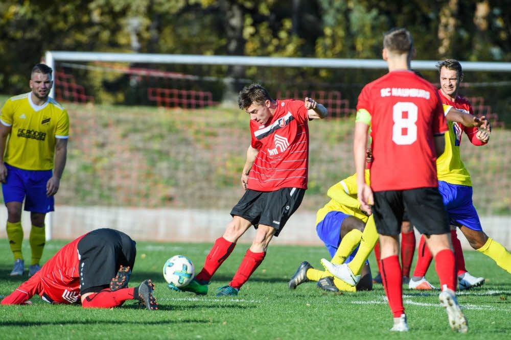 Der SC Naumburg - hier Moritz Denke (am Ball) in einem früheren Spiel gegen Spitzenreiter SSC Weißenfels - will in der Heimpartie gegen Friedersdorf seine Negativserie endlich beenden.