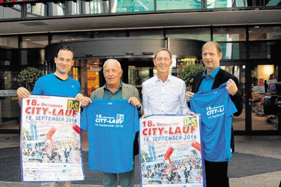 Tobias Schneider (Anhalt Sport), Andreas Graupner (Diringer & Scheidel), Sportdirektor Ralph Hirsch und Christian Peschek (Diringer & Scheidel, v.l.) zeigen schon mal, wie das Trikot des 18. Dessauer Citylaufs aussieht.